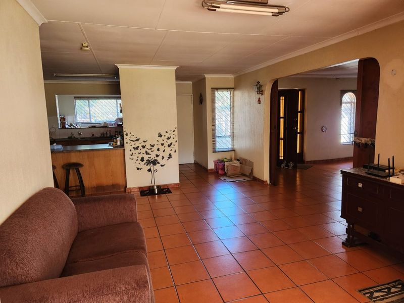 Spacious 4 Bedroom house in Heuweloord - Photo 5