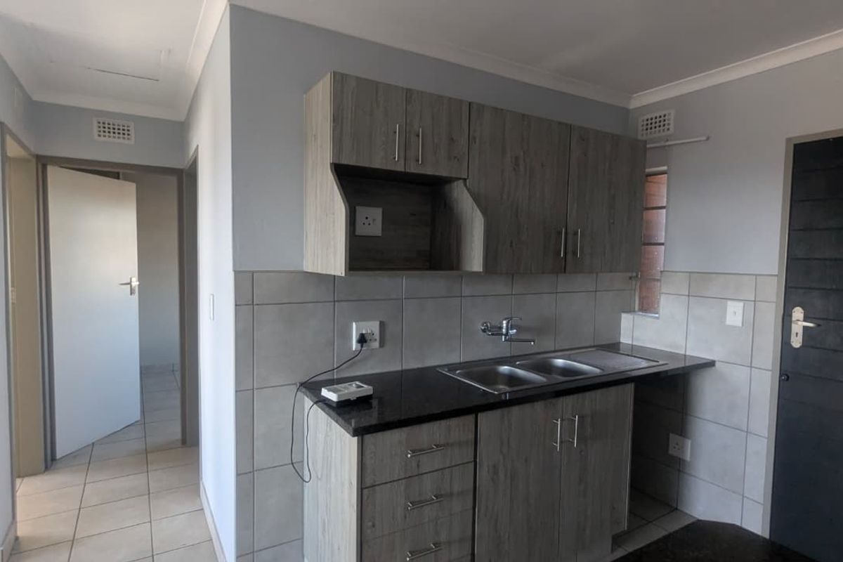 2 Bedroom, 1 Bathroom Top Floor Investment at the Junction - Photo 5