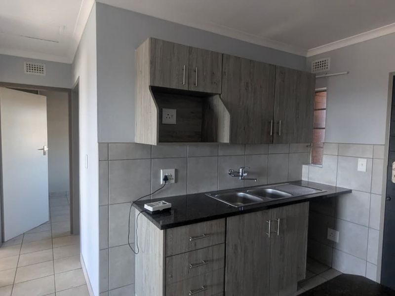 2 Bedroom, 1 Bathroom Top Floor Investment at the Junction - Photo 5