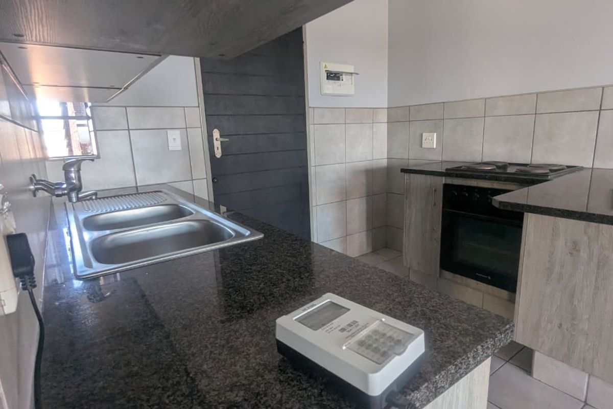 2 Bedroom, 1 Bathroom Top Floor Investment at the Junction - Photo 4