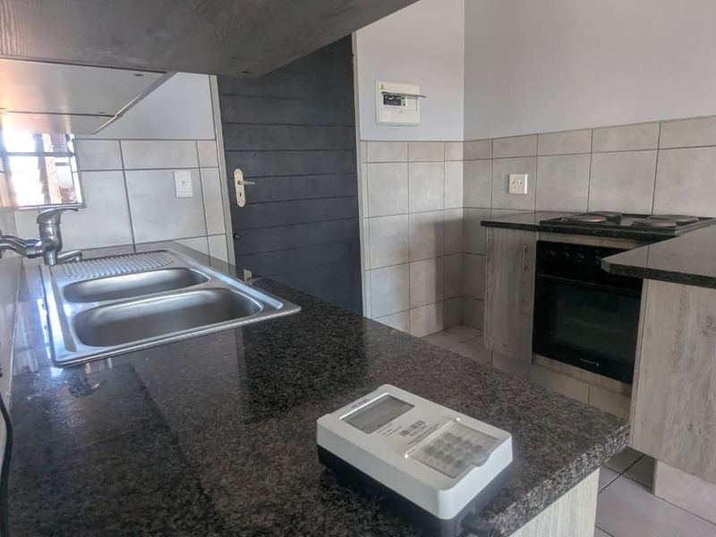 2 Bedroom, 1 Bathroom Top Floor Investment at the Junction - Photo 4