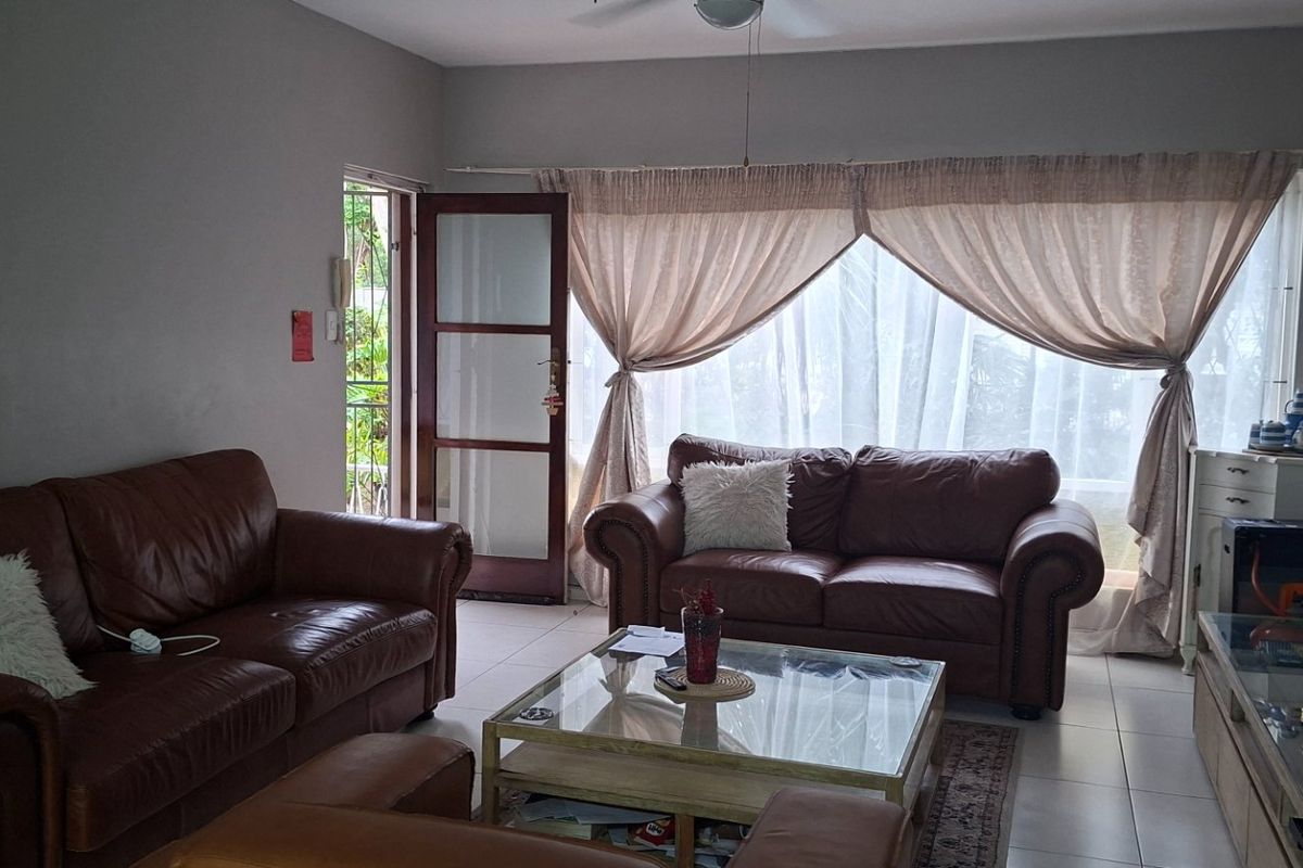 Bright Beacon Bay flat to call home - Photo 5