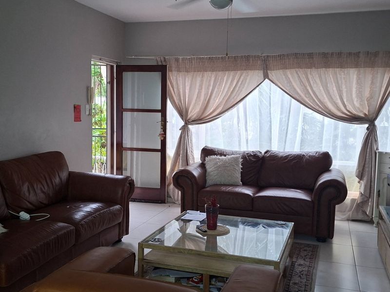 Bright Beacon Bay flat to call home - Photo 5
