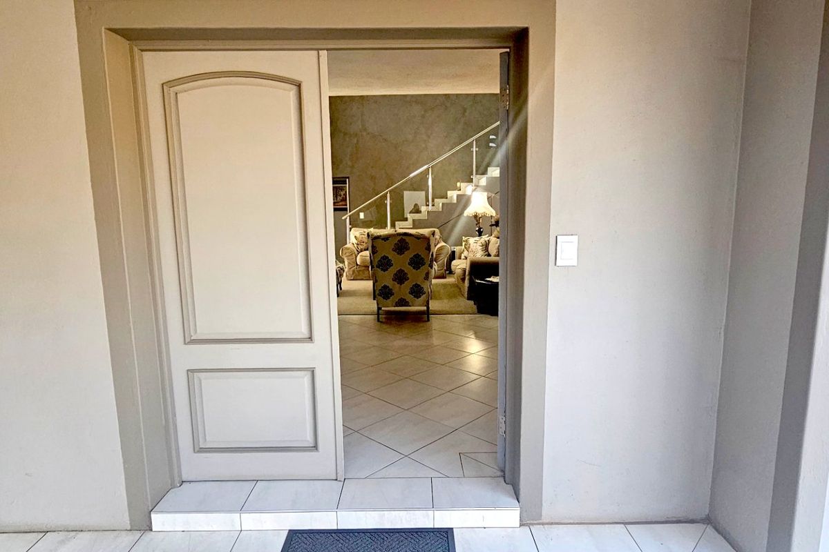 7 Bedroom Home in Melodie - Photo 4