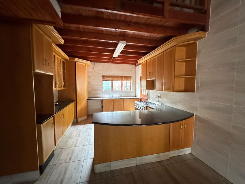 Spacious 4 Bedroom Family Home TO RENT - Photo 2
