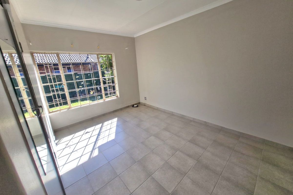 Modern Entertainer’s Dream Home in Sinoville - Photo 5