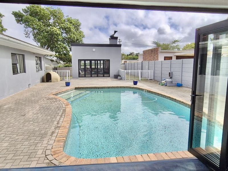 Spacious Fernglen Family Home with Flatlet or salon from home - Photo 9