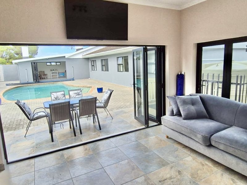 Spacious Fernglen Family Home with Flatlet or salon from home - Photo 8