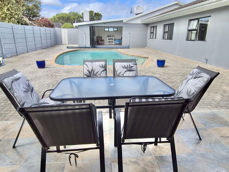 Spacious Fernglen Family Home with Flatlet or salon from home - Photo 6