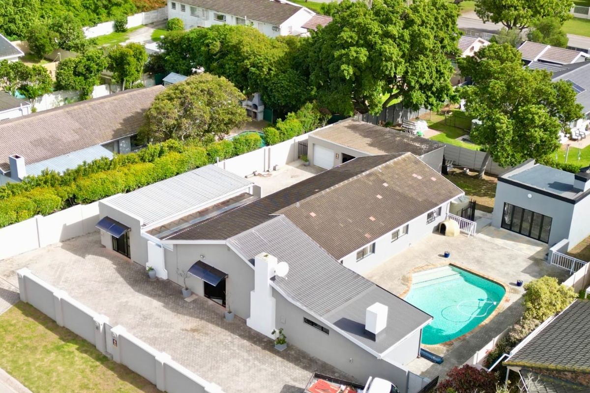 Spacious Fernglen Family Home with Flatlet or salon from home - Photo 2
