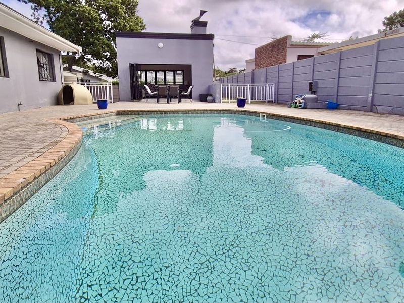 Spacious Fernglen Family Home with Flatlet or salon from home - Photo 4