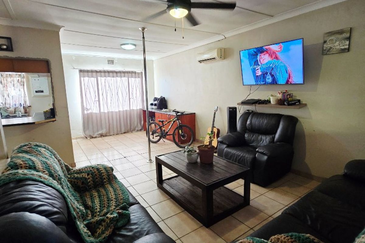 3 Bed House in Stilfontein Ext 4, Stilfontein for Sale - Photo 4