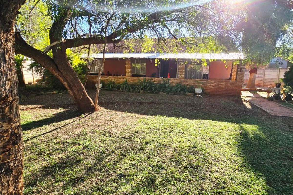 3 Bed House in Stilfontein Ext 4, Stilfontein for Sale - Photo 2