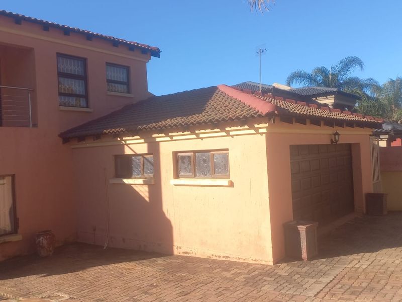 Four-bedroom, two-bathroom house with one en-suite bathroom Amandasig - Photo 2