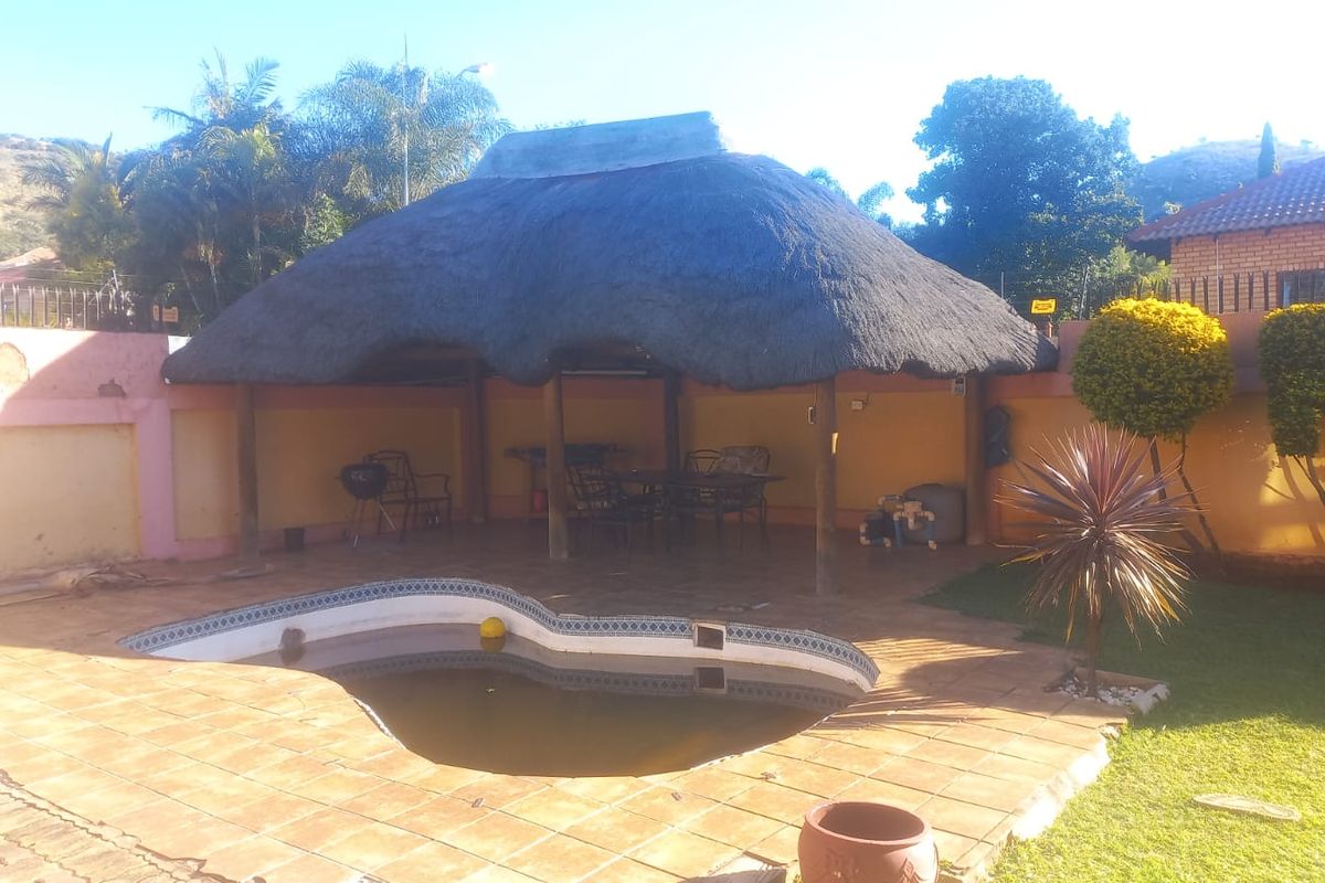 Four-bedroom, two-bathroom house with one en-suite bathroom Amandasig - Photo 4