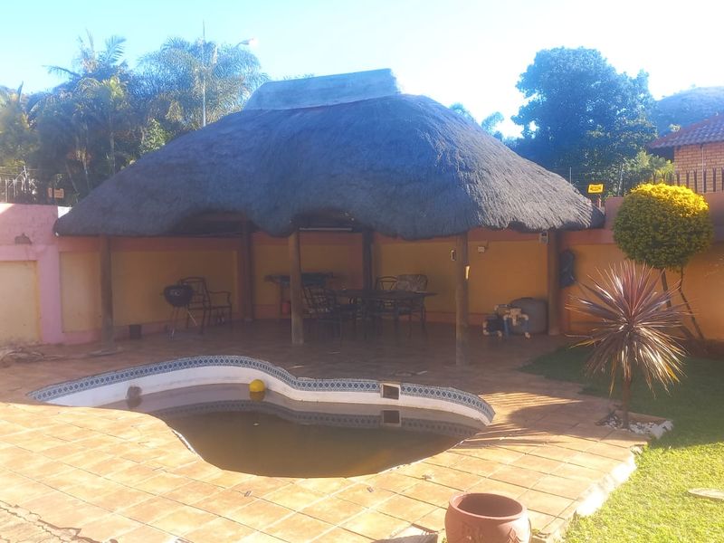 Four-bedroom, two-bathroom house with one en-suite bathroom Amandasig - Photo 4