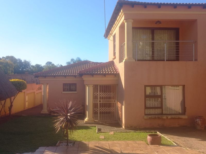 Four-bedroom, two-bathroom house with one en-suite bathroom Amandasig - Photo 1