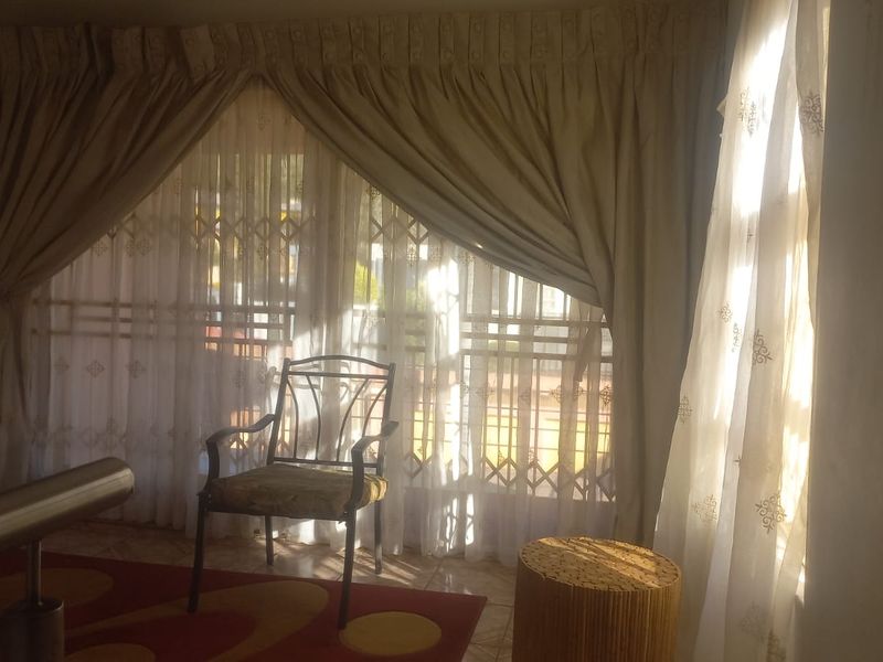 Four-bedroom, two-bathroom house with one en-suite bathroom Amandasig - Photo 10