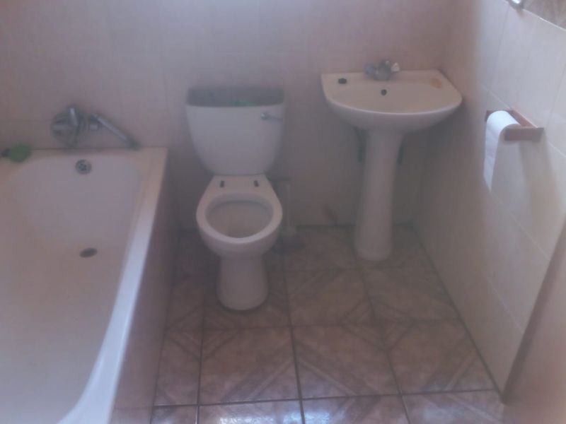 Four-bedroom, two-bathroom house with one en-suite bathroom Amandasig - Photo 7