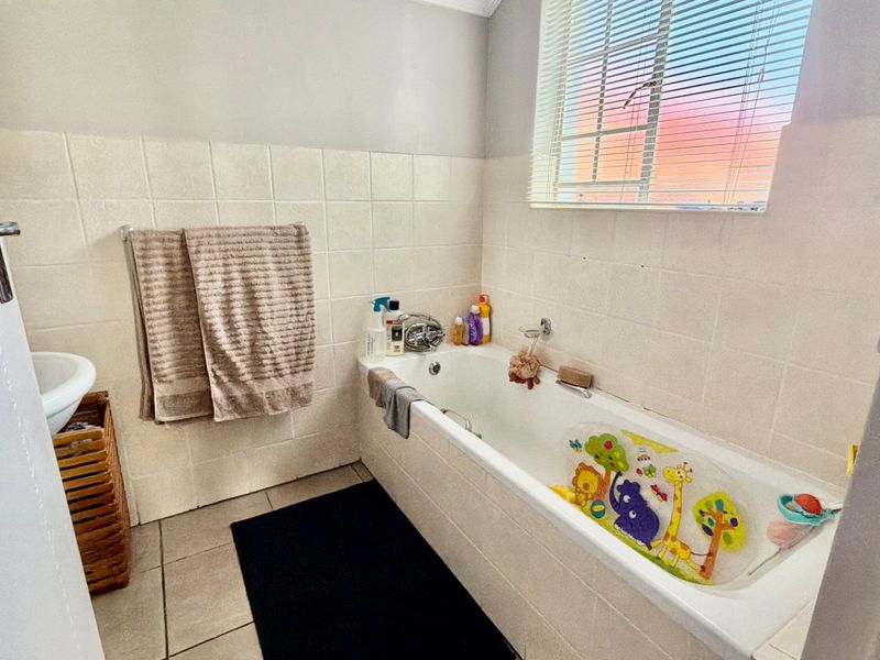 Family friendly home in La Hoff with fibre and braai - Photo 8
