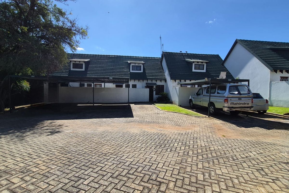 Chic Weltevreden Park Townhouse with loads of Tranquility - Photo 2