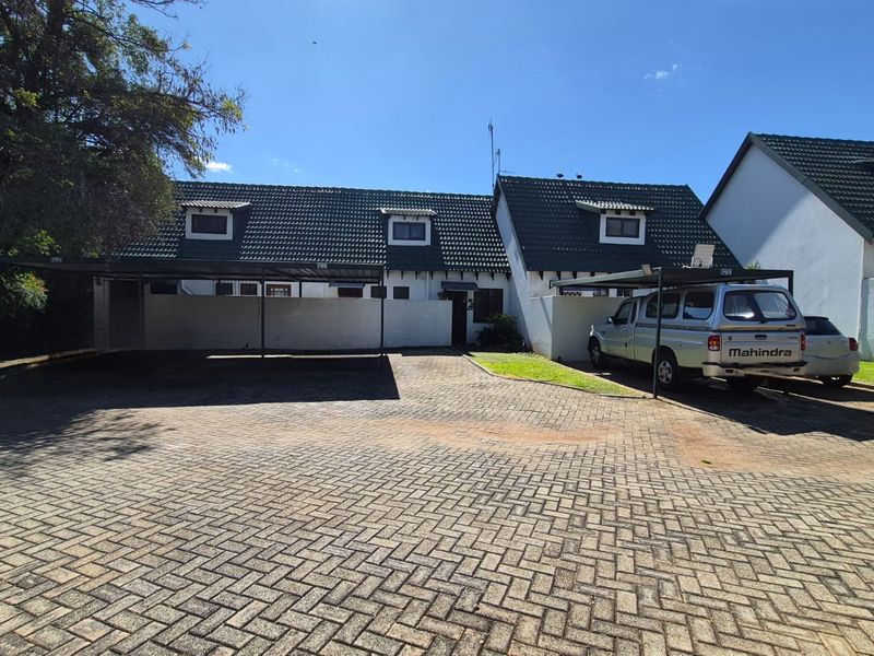 Chic Weltevreden Park Townhouse with loads of Tranquility - Photo 2