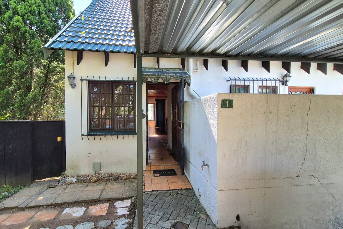 Chic Weltevreden Park Townhouse with loads of Tranquility - Photo 3