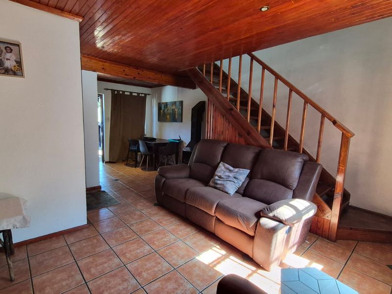 Chic Weltevreden Park Townhouse with loads of Tranquility - Photo 10