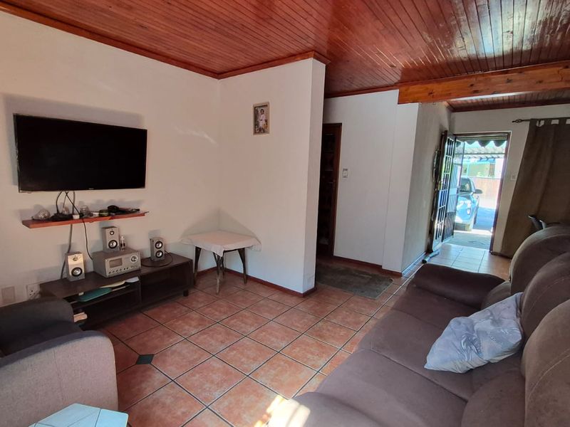 Chic Weltevreden Park Townhouse with loads of Tranquility - Photo 7