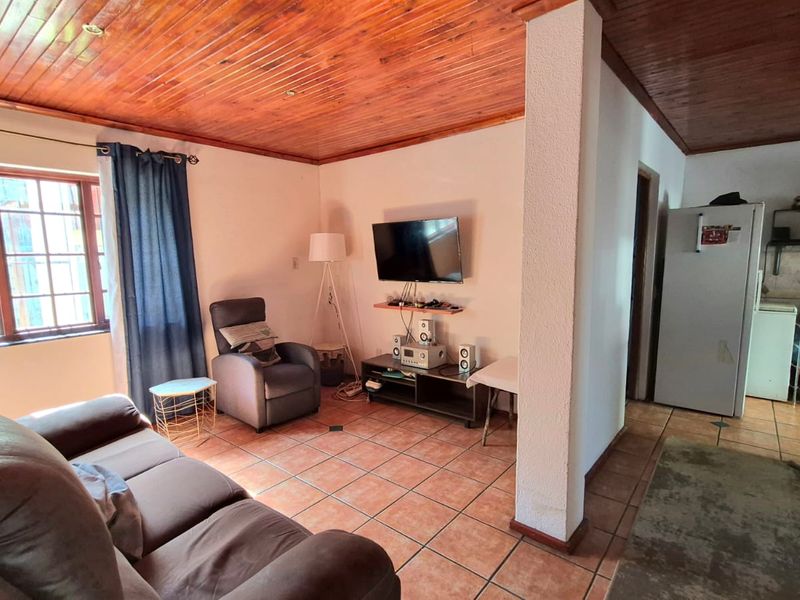 Chic Weltevreden Park Townhouse with loads of Tranquility - Photo 6