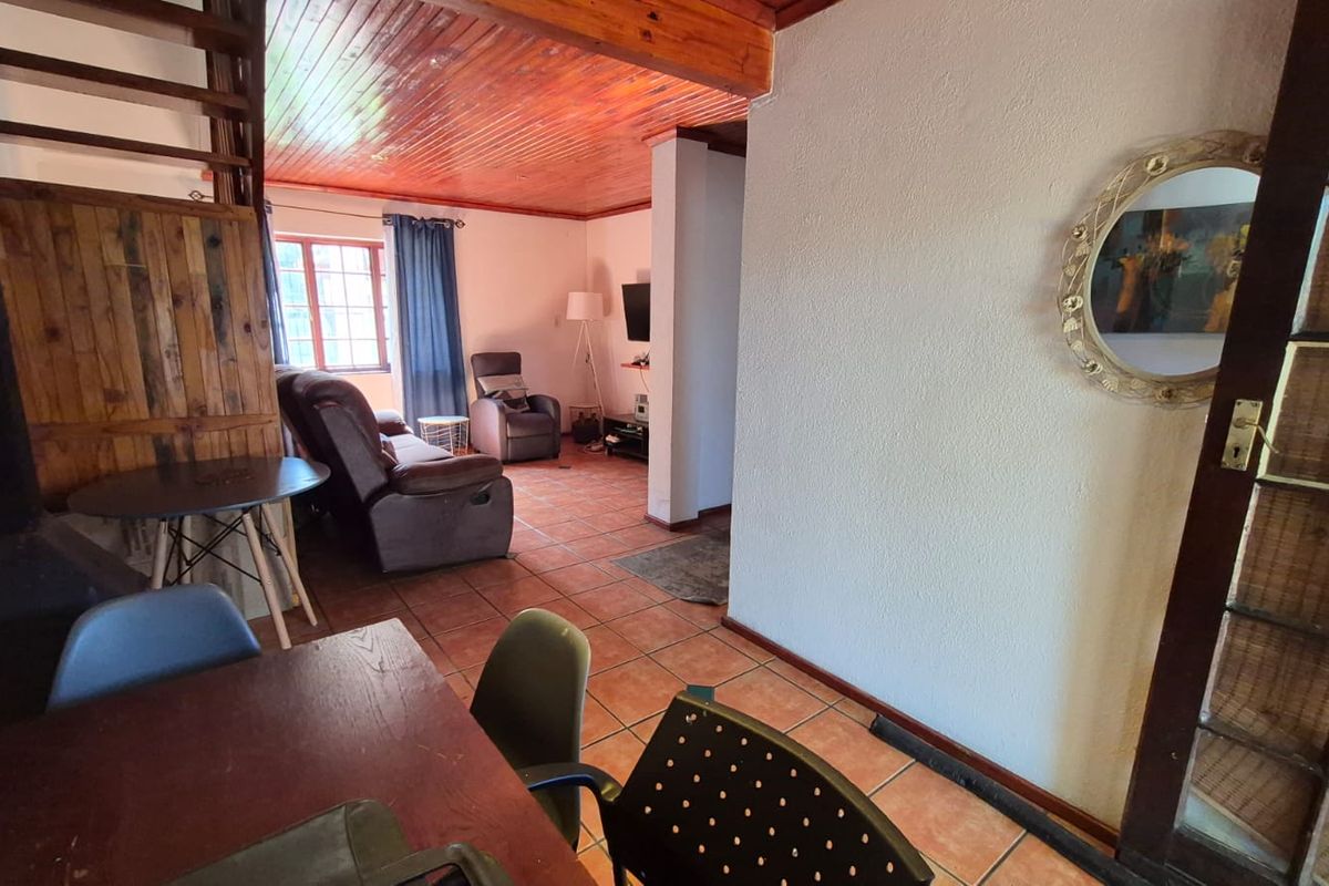 Chic Weltevreden Park Townhouse with loads of Tranquility - Photo 5