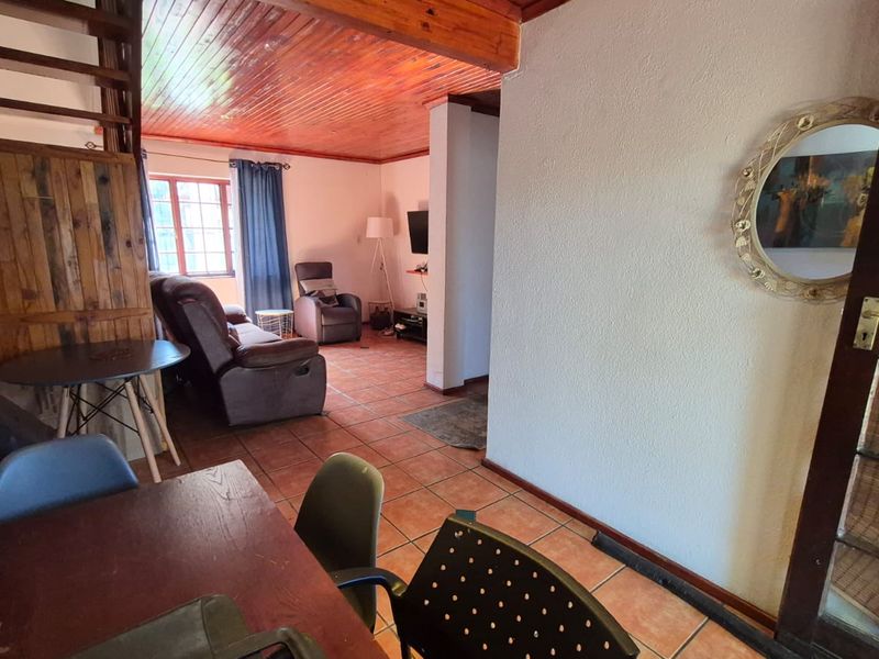 Chic Weltevreden Park Townhouse with loads of Tranquility - Photo 5