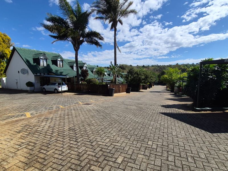 Chic Weltevreden Park Townhouse with loads of Tranquility - Photo 1