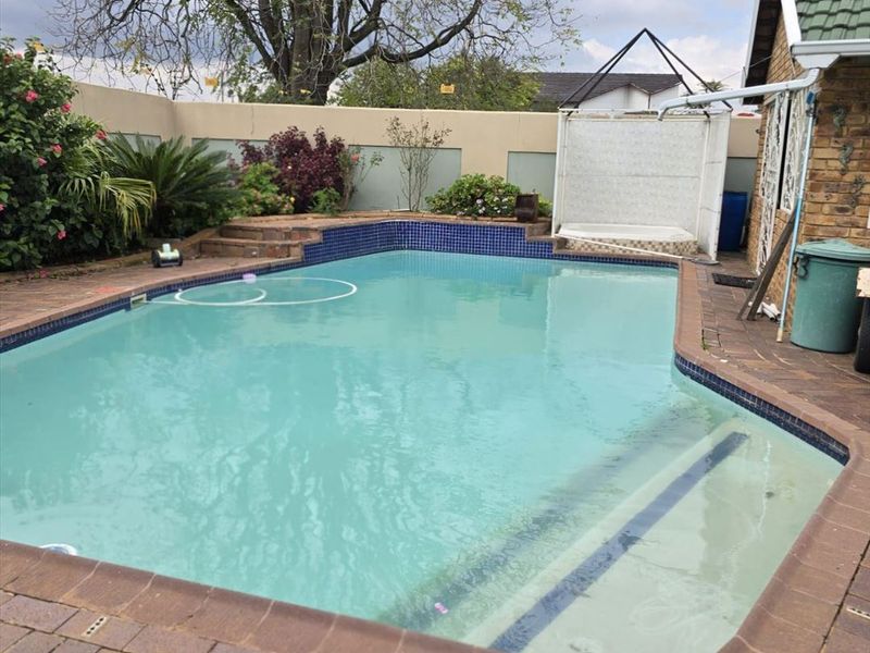 Spacious Family Home with Excellent Entertainment Features - Photo 3