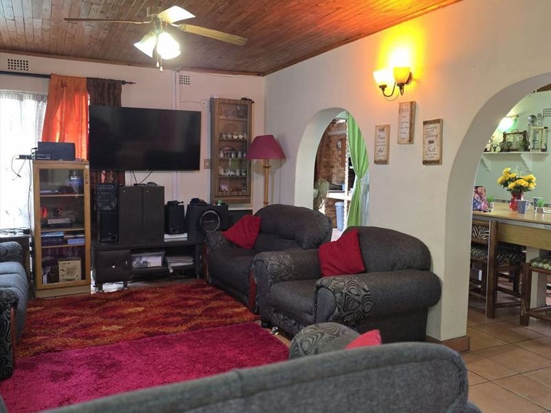 Spacious Family Home with Excellent Entertainment Features - Photo 1