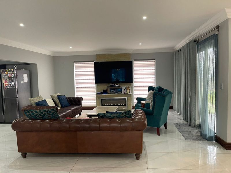 Luxury  Mooi Kloof Family Home with Pool - Photo 9