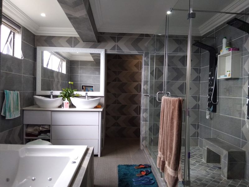 Luxury  Mooi Kloof Family Home with Pool - Photo 8