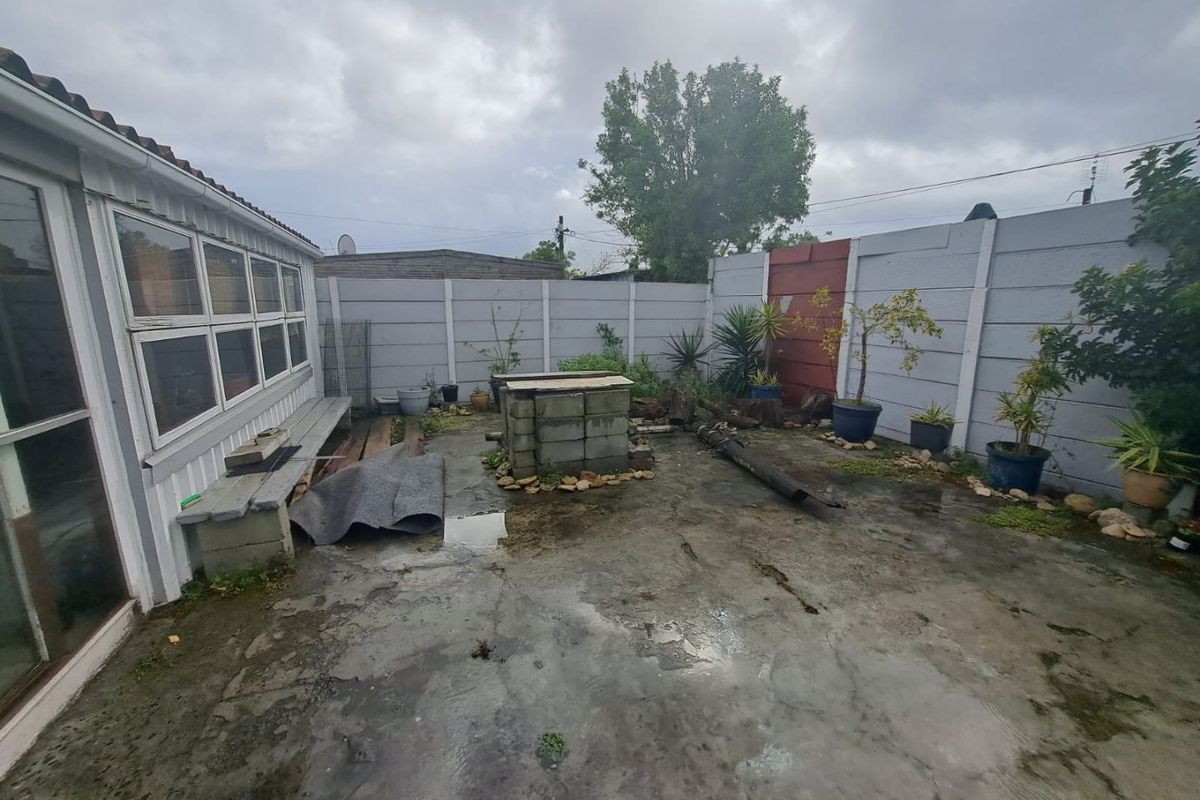 Investors’ Dream: Spacious Family Home with Excellent Income Potential - Photo 4