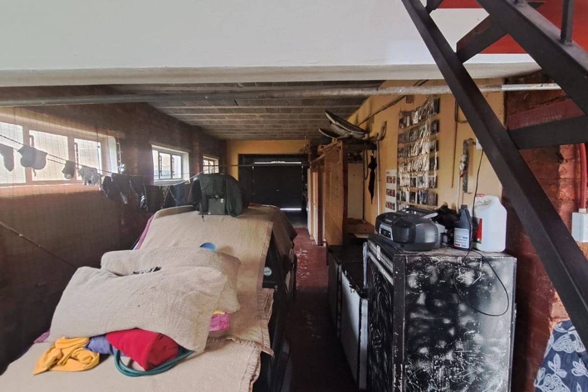 Investors’ Dream: Spacious Family Home with Excellent Income Potential - Photo 5
