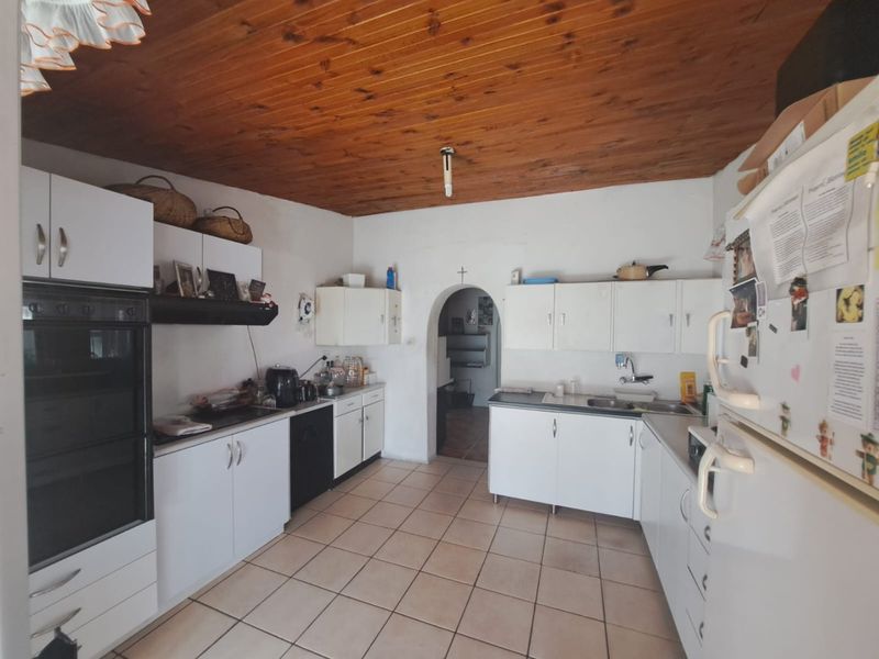 Investors’ Dream: Spacious Family Home with Excellent Income Potential - Photo 10