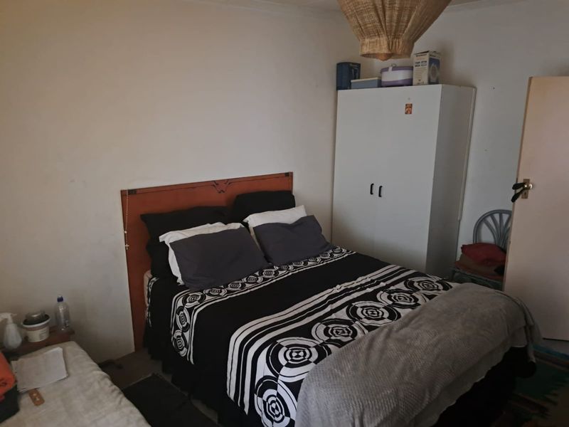 Investors’ Dream: Spacious Family Home with Excellent Income Potential - Photo 8