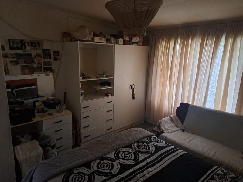 Investors’ Dream: Spacious Family Home with Excellent Income Potential - Photo 7