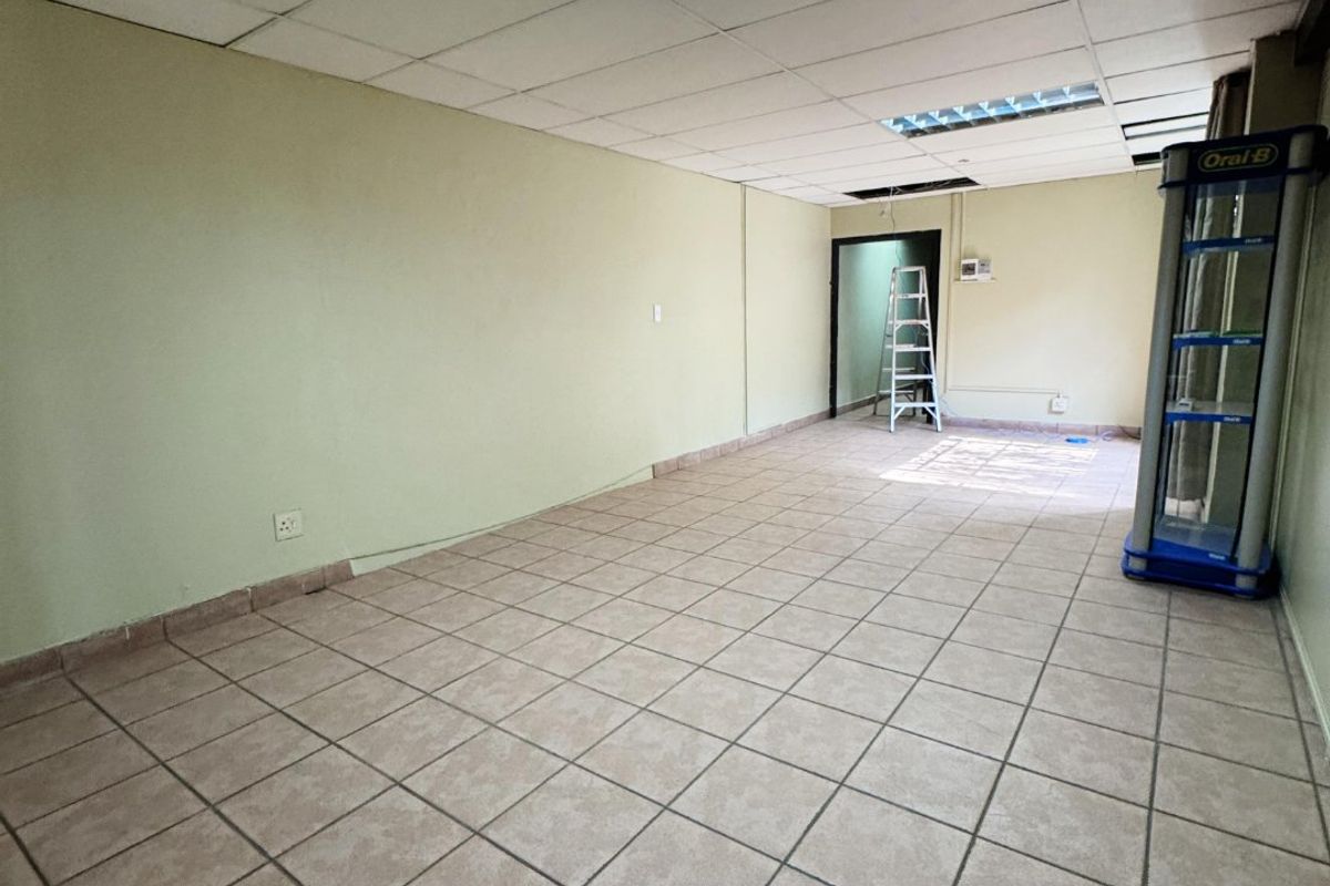 OPEN PLAN GROUND FLOOR OFFICE - Photo 2