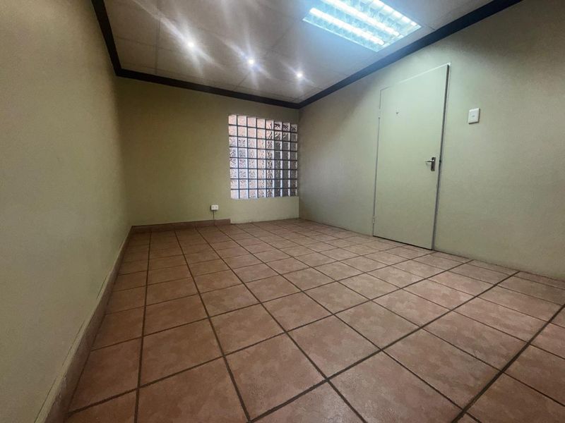 OPEN PLAN GROUND FLOOR OFFICE - Photo 10