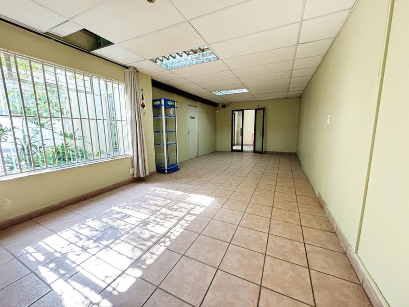 OPEN PLAN GROUND FLOOR OFFICE - Photo 5