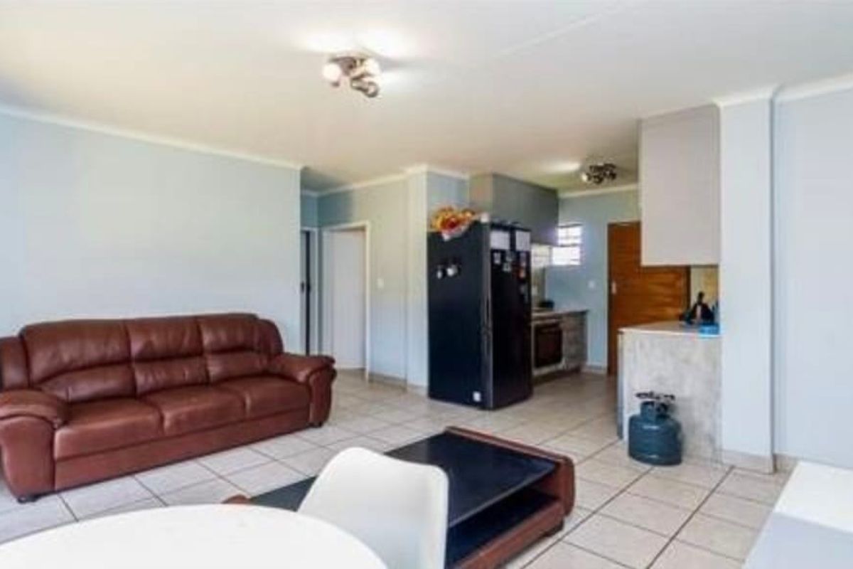 Modern 4-Bedroom Townhouse – Sagewood   - Photo 3