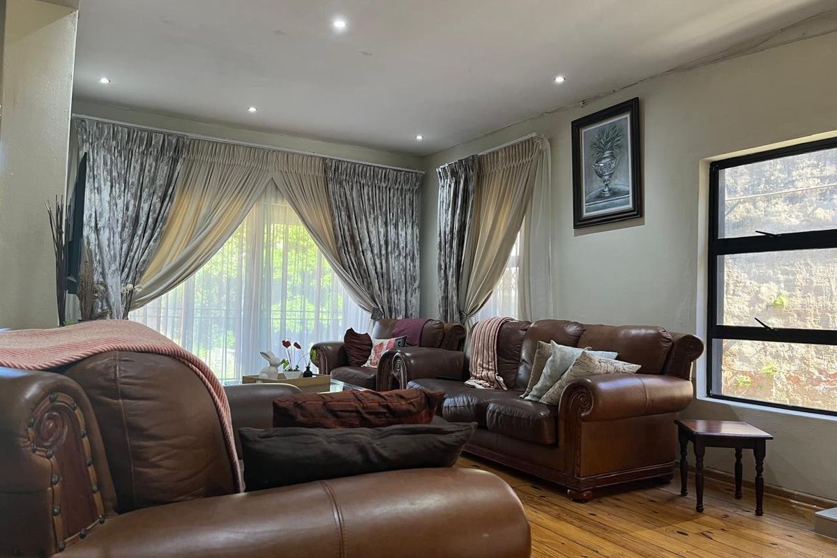 6 Bedroom House for Sale in Westville  - Photo 2