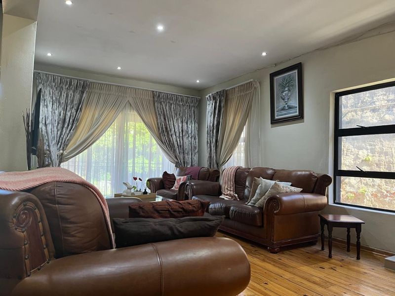 6 Bedroom House for Sale in Westville  - Photo 2