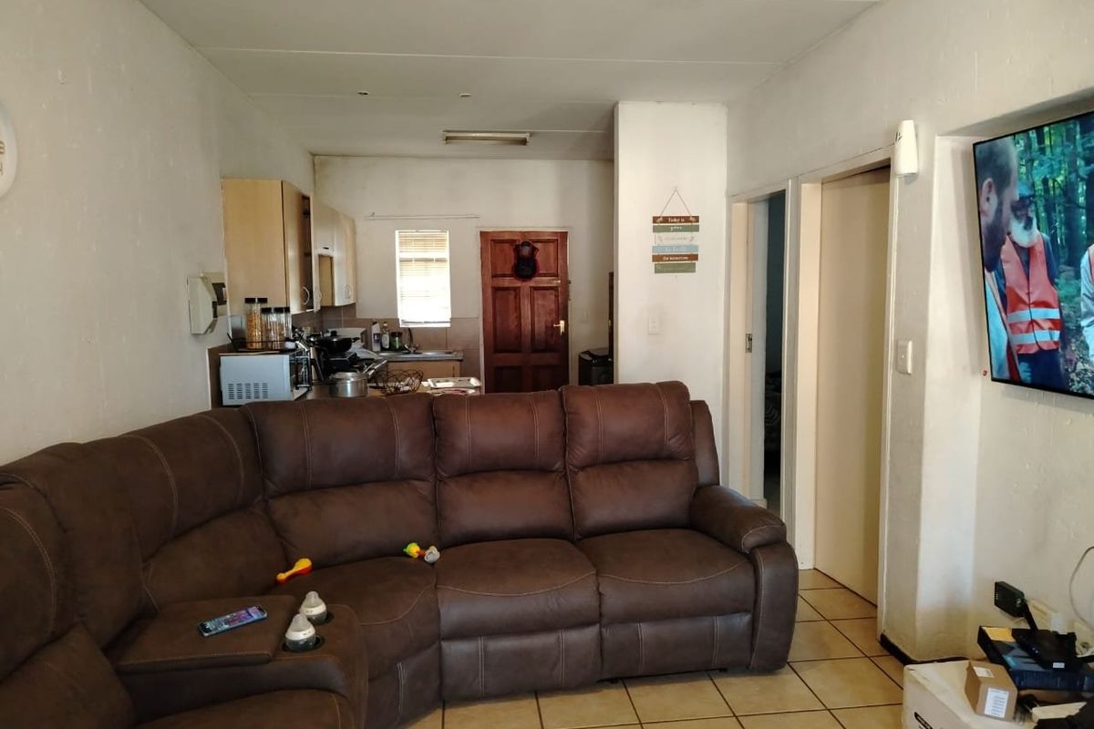 2 Bedroom 2 Bathroom group floor unit with Private garden up for Grabs! - Photo 5