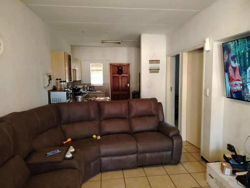 2 Bedroom 2 Bathroom group floor unit with Private garden up for Grabs! - Photo 5